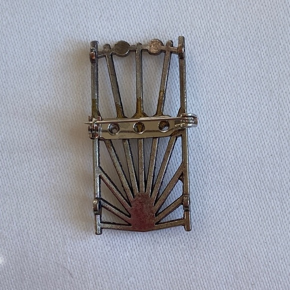 Vintage Pin Brooch with Eight Crystals. Nice to put on a scarf! - Picture 2 of 4